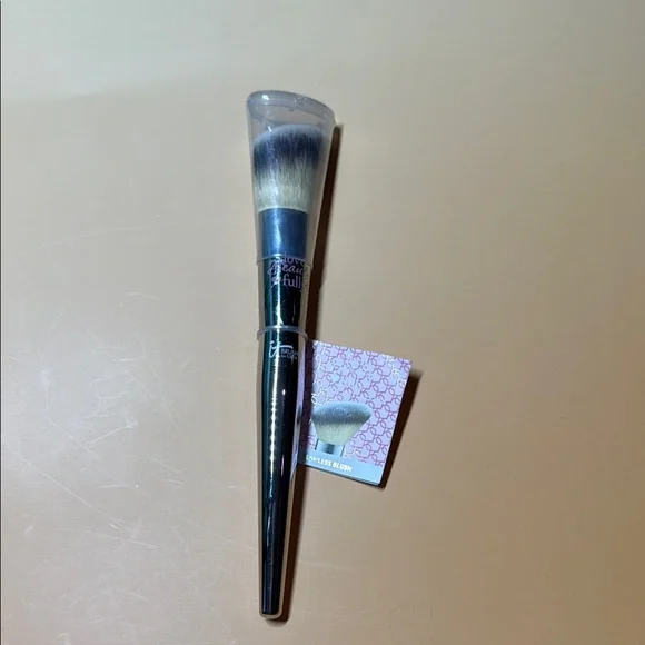 It Cosmetics Silver Cheek #227 Makeup Brush for Precision Application NWT - Picture 1 of 6